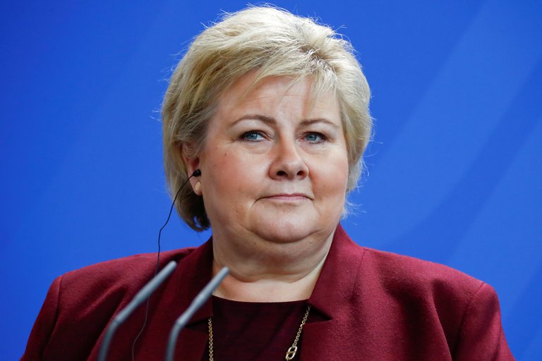 Multan a primera ministra de Noruega por infringir norma anticovid