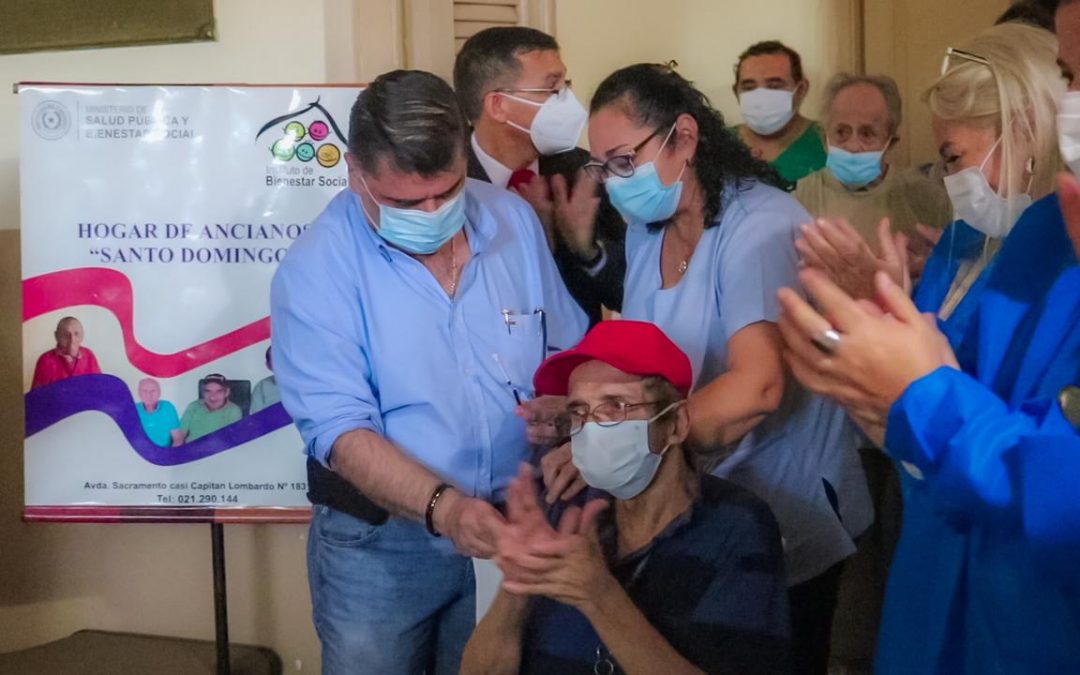 Covid-19: Salud comienza a inmunizar a adultos mayores