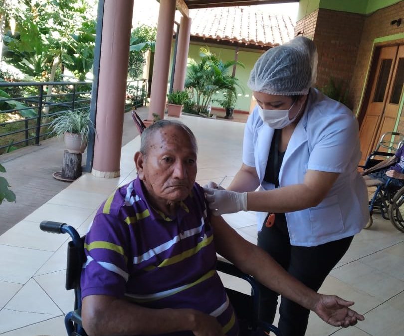Covid-19: habilitan vacunatorios para mayores de 85 años y registro para mayores de 60