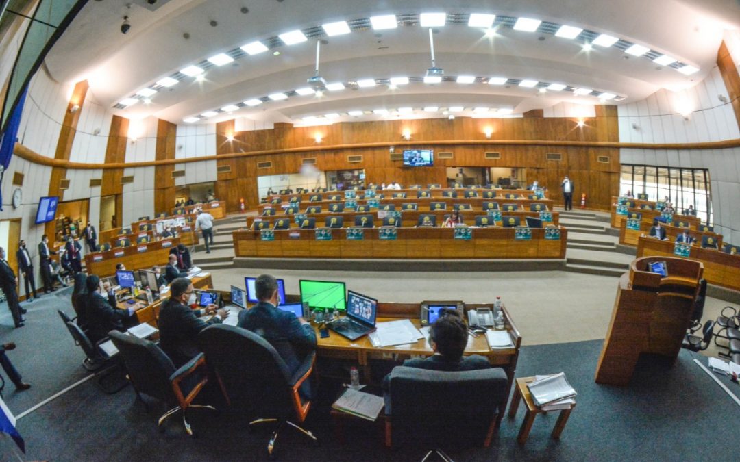 Congreso aprueba ley que obliga al Estado a cubrir gastos de pacientes en UTI por covid