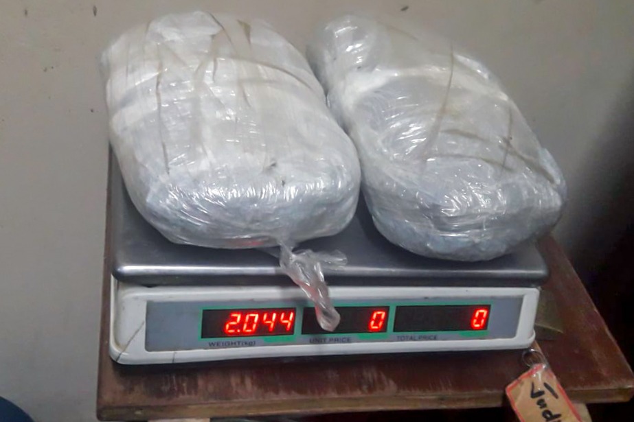 Encuentran más de dos kilos de marihuana en el muro de la UPIE