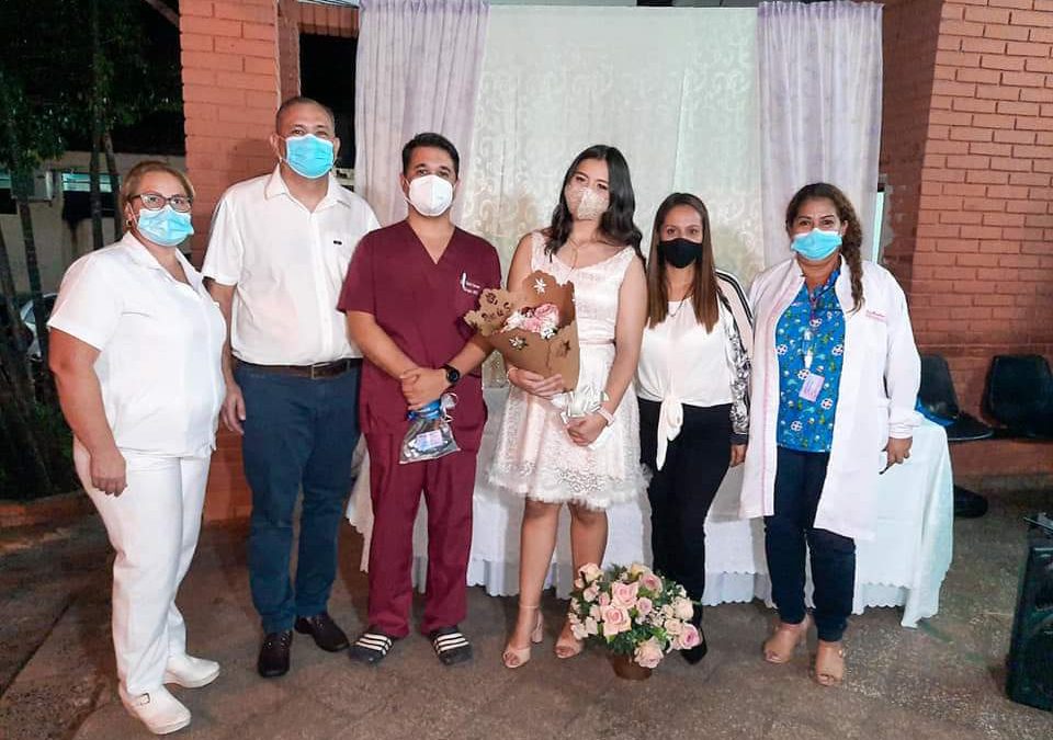 Quinceañera solidaria: joven donó insumos y ofreció cena a familiares de pacientes