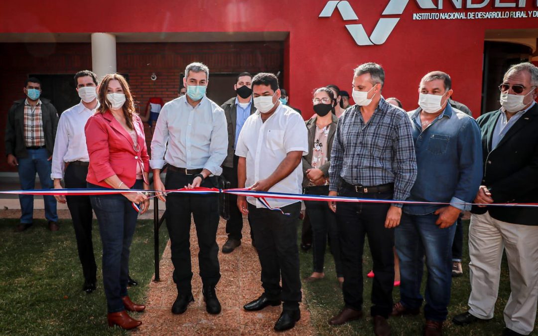 Mario Abdo entregó títulos de propiedad e inauguró sede del Indert en Canindeyú