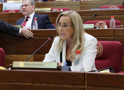 Dr. Roque Silva pide destitución de senadora Gusinky, privilegiada en vacunación