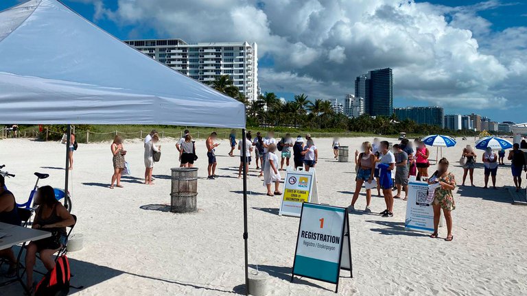 Miami Beach comenzó a vacunar en la playa: “Hasta que no queden más dosis”