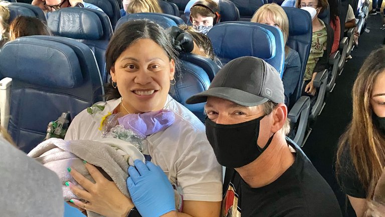 EE.UU: sin estar enterada de su embarazo, una mujer dio a luz a bordo de un avión