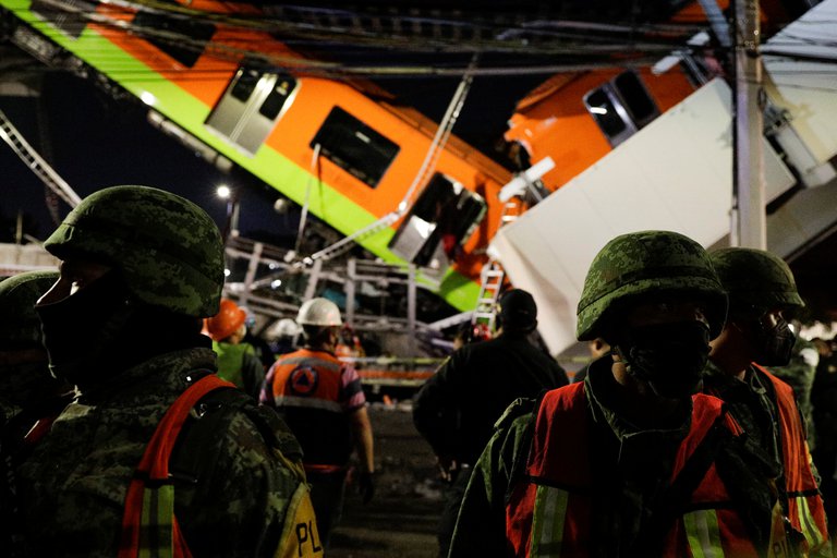 Parte del tramo de un metro se desploma en plena avenida con tránsito fluido, en México