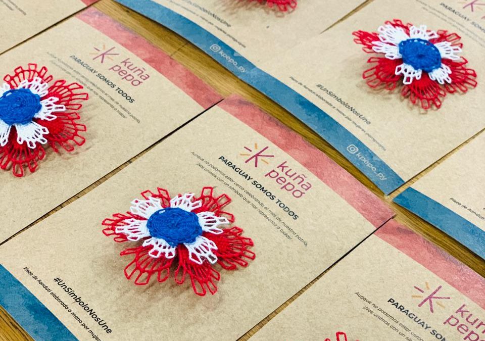 Mujeres privadas de su libertad elaboran escarapelas tricolores
