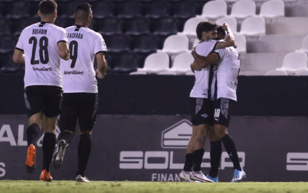 Apertura: Libertad se apodera de la punta y los escoltas se alejan