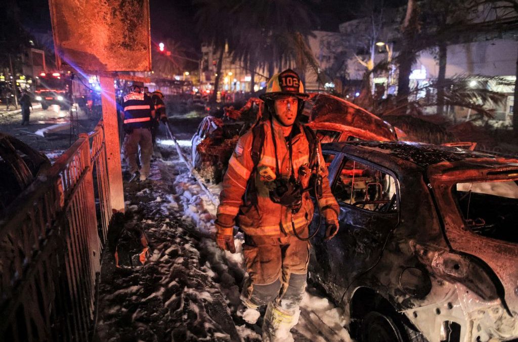Árabes incendian vehículos de judíos y provocan daños a edificios en Israel