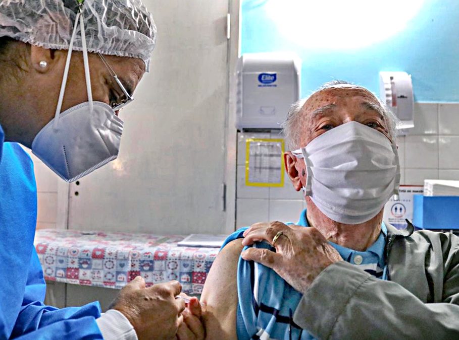 Vacunación anticovid: Salud definirá hoy si baja la franja etaria