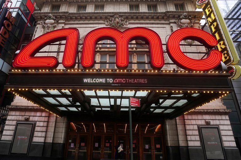 Cines no exigirán uso de tapabocas a vacunados contra el Covid-19 en Estados Unidos
