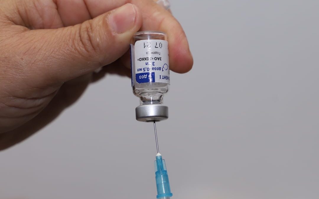 Pasantes de medicina podrán recibir dosis anticovid