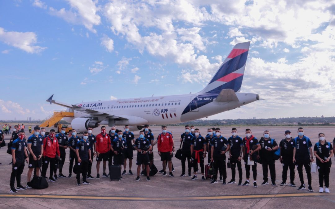 Con la ilusión de ganar, la Albirroja viajó a Uruguay