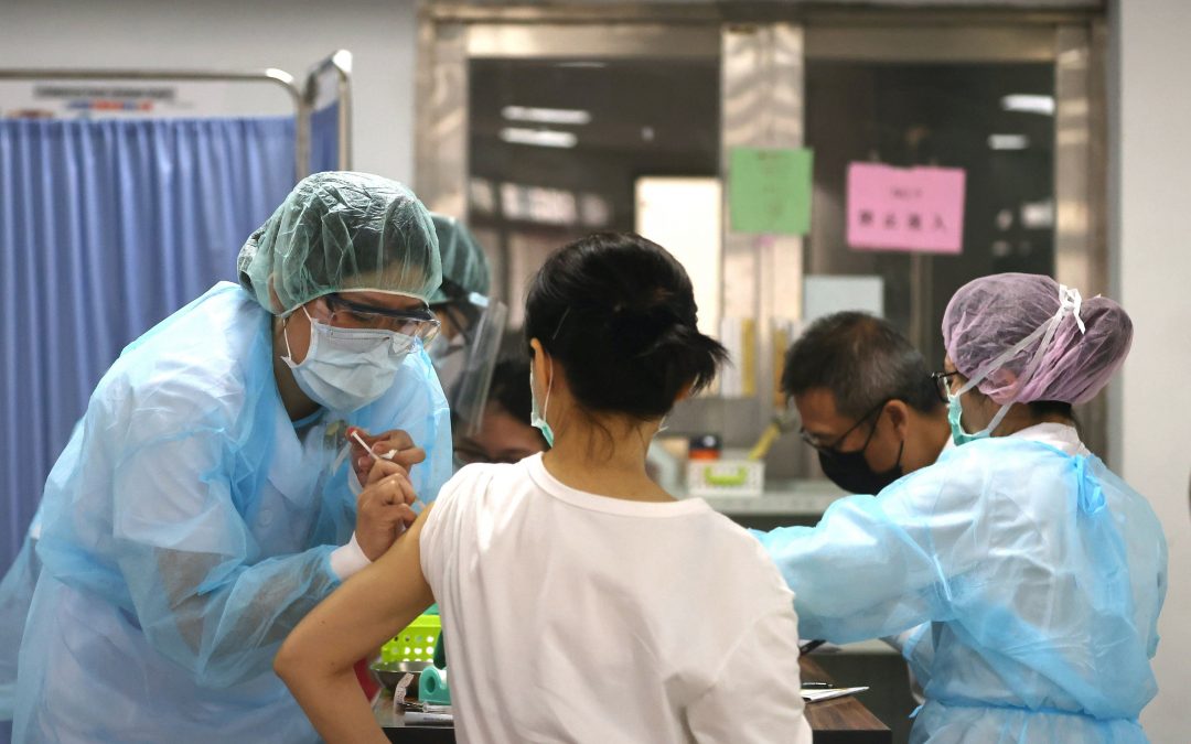 Más 2.000 millones de dosis anticovid fueron aplicadas en todo el mundo