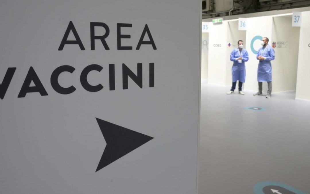 Récord de vacunación en Italia: aplican casi 600 mil dosis anticovid en un solo día