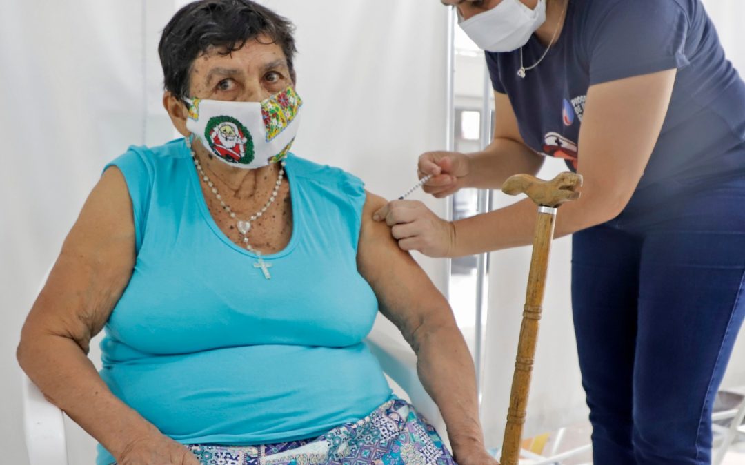 Covid-19: inicia vacunación a mayores de 60 años