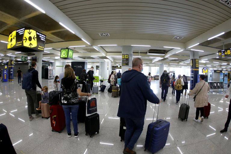 España abre fronteras a turistas vacunados contra el Covid-19