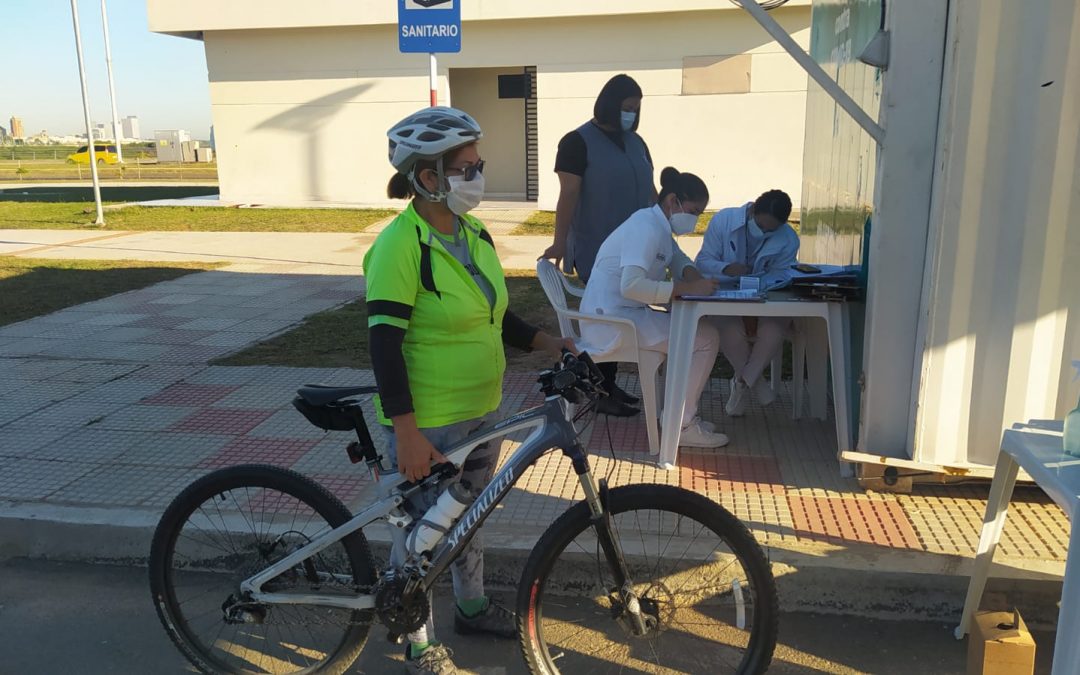 En bici hasta la Costanera para inmunizarse contra el Covid-19
