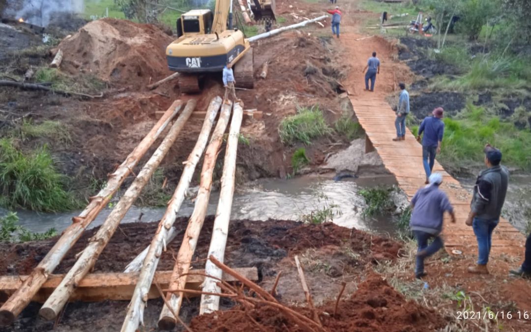 Ante la inacción del MOPC, vecinos construyen puente de madera en Tacuatí