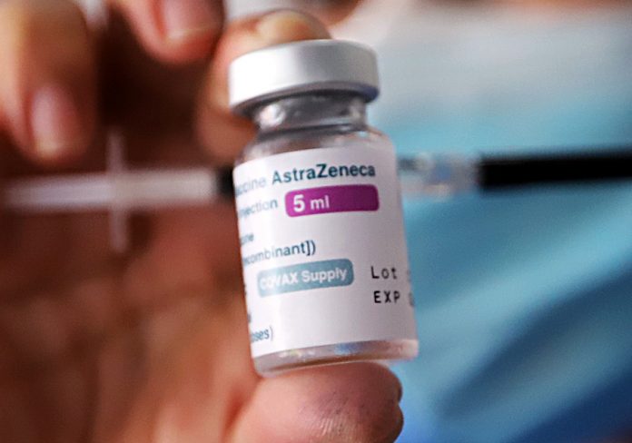 Aprueban uso de vacuna AstraZeneca en mayores de 50 años