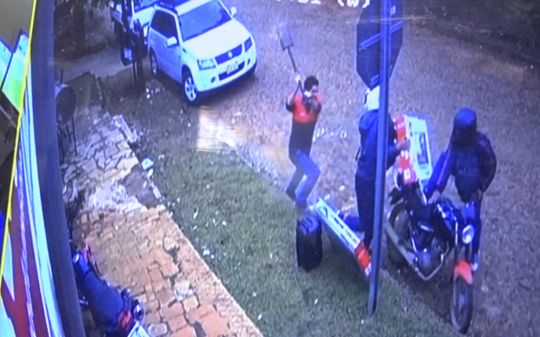 Con una pala, enfrentó a motoasaltantes y evitó robo