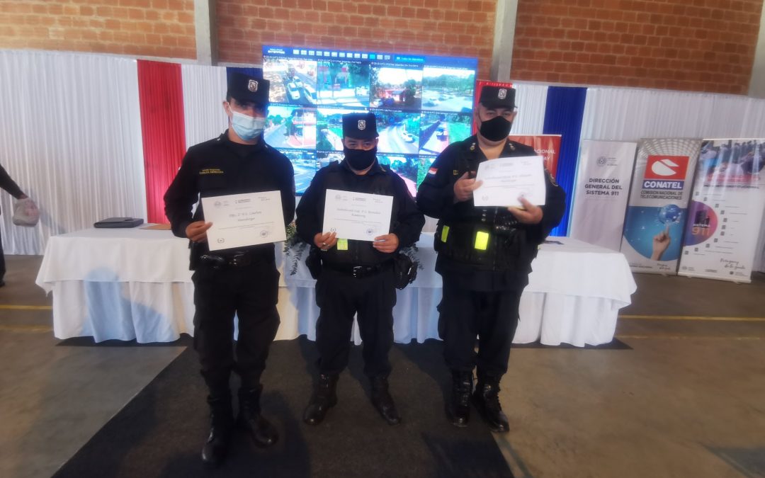 Por actuar con honestidad, policías reciben certificados de reconocimiento