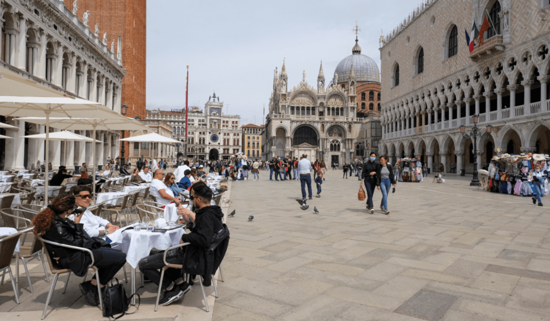Italia eliminó la obligatoriedad de usar mascarilla en espacios abiertos