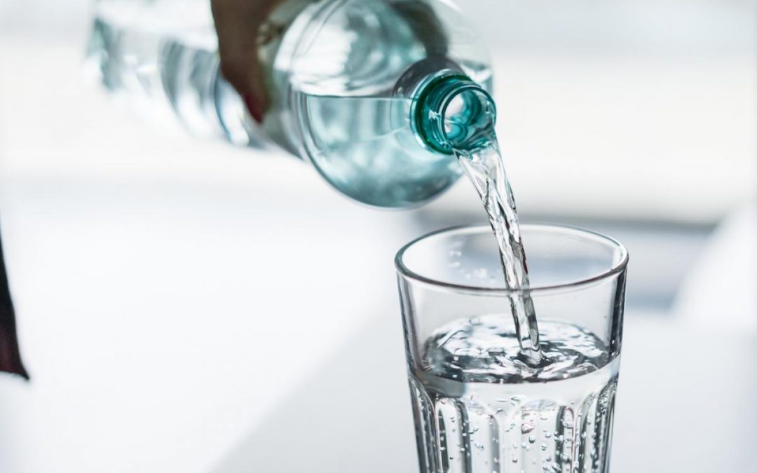 Pese al frío, es importante el consumo de agua, recomienda Salud
