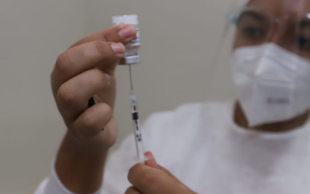 Salud no vacunará con AstraZeneca a la población de 18 a 49 años