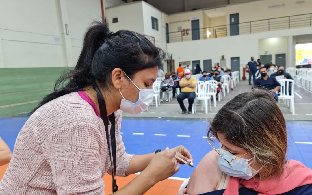 Continúa jornada de inmunización a población de 18 a 49 años