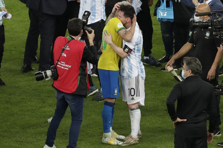 Neymar: “Cuando perdí fui a darle un abrazo al más grande de la historia”