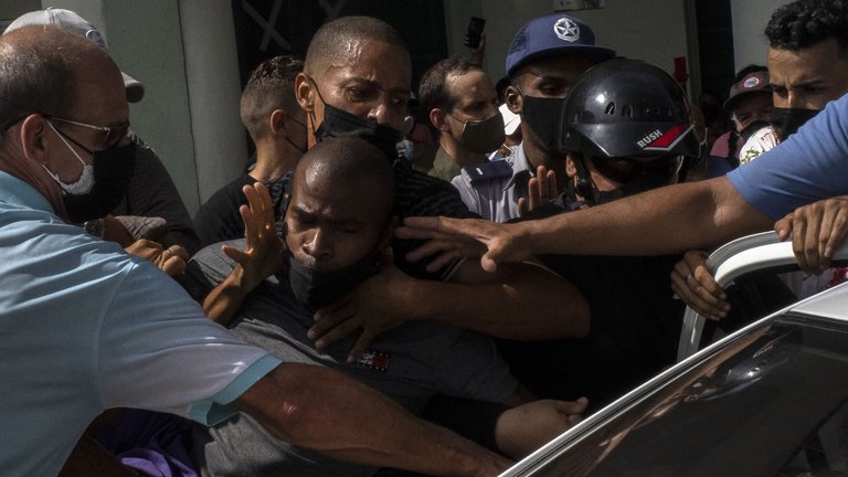 CIDH denuncia las agresiones a manifestantes del régimen cubano