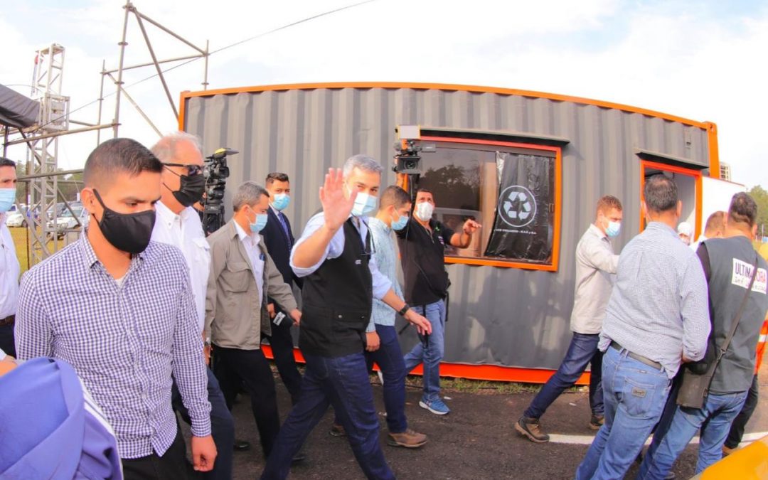 Mario Abdo visita mega vacunatorio en el Ex Aratirí