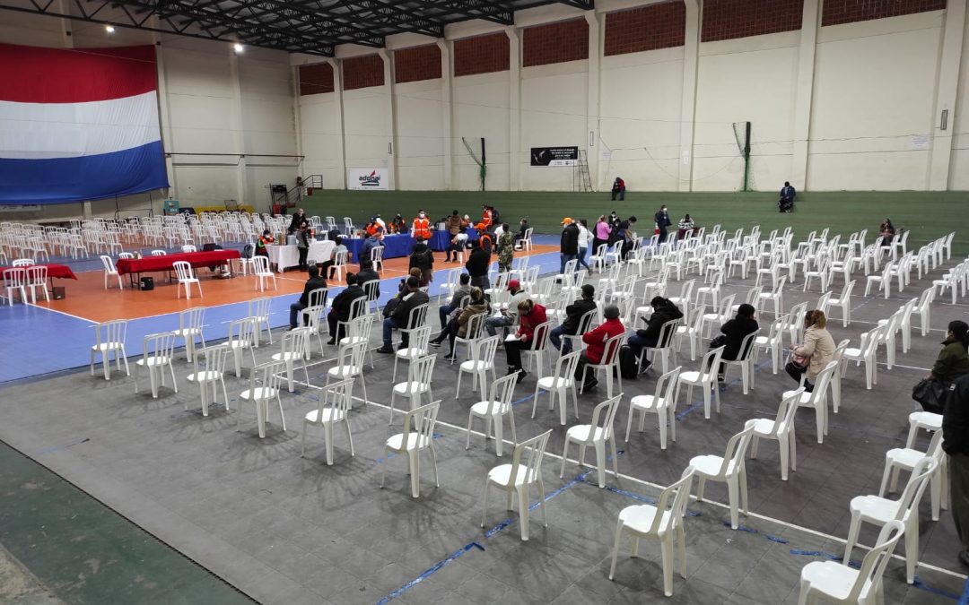 Covid-19: médicos instan a la ciudadanía a acudir a vacunatorios