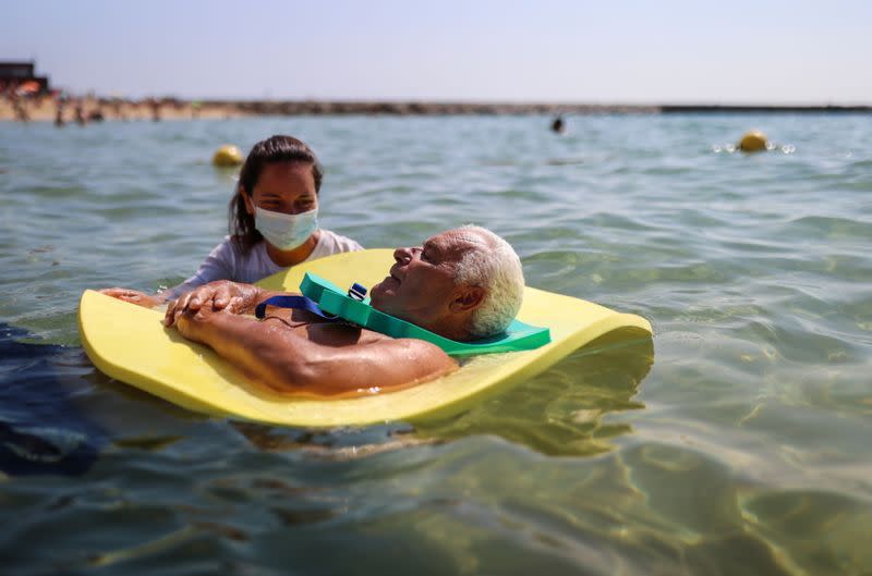 Barcelona: ayudan a personas con discapacidad a disfrutar de la playa