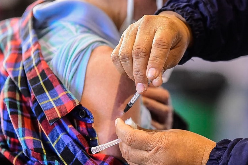 Vacunas antigripal y contra el Covid se pueden recibir en simultáneo