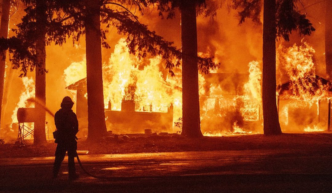 Incendio forestal en California obliga a evacuar a un pueblo entero