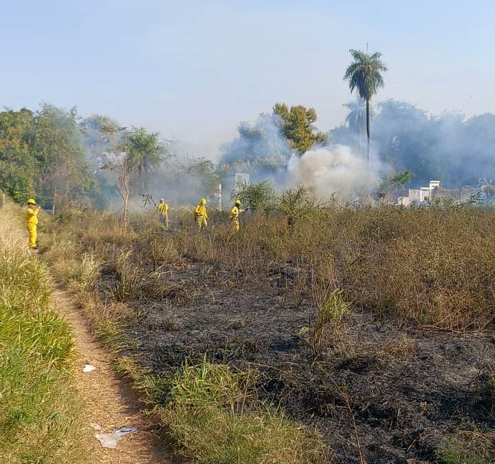 Controlan incendio en zona del vacunatorio Rubén Dumot