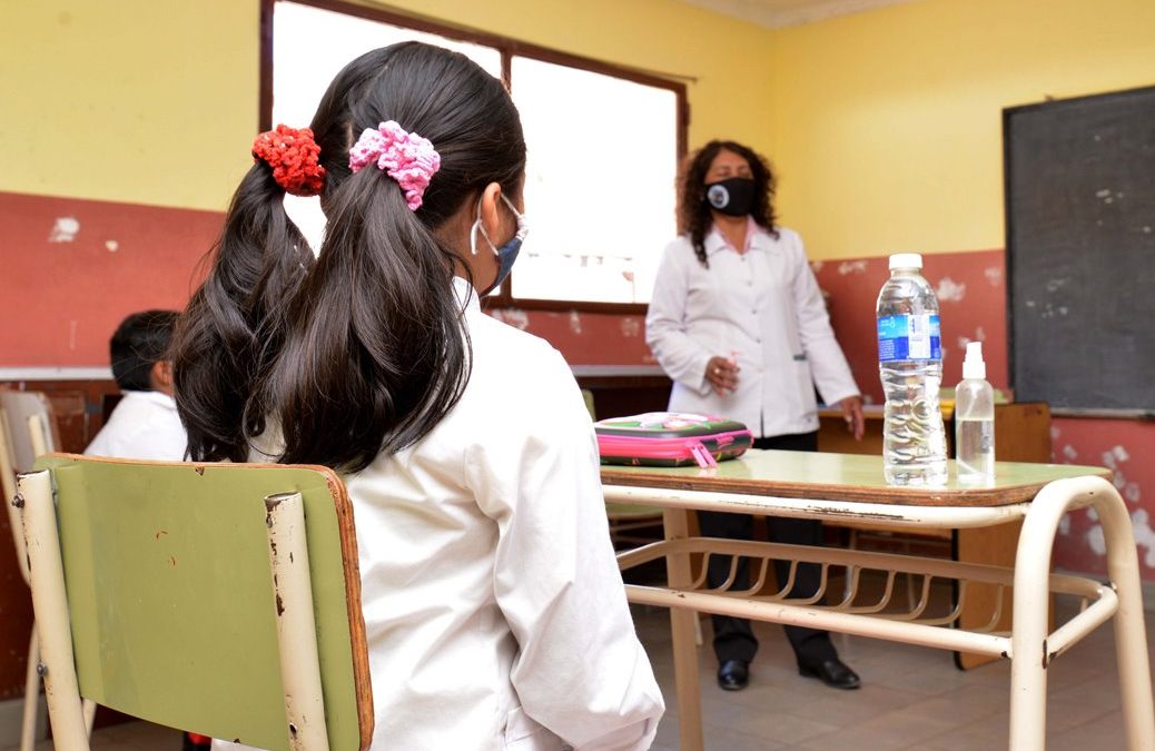 Nuevo decreto elimina trabajo en cuadrillas y amplía burbujas de alumnos