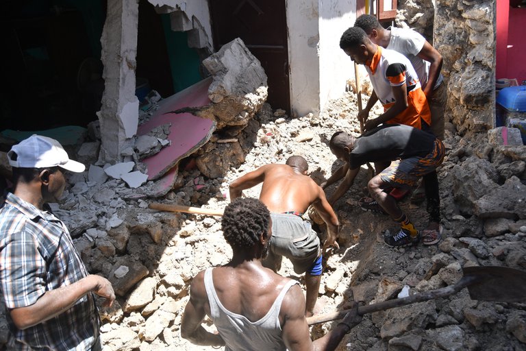 Reportan más de 700 muertos durante terremoto en Haití