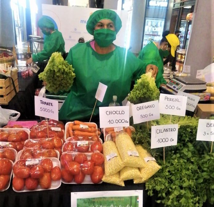 Productores recaudaron casi G. 30 millones en feria “De Raíz”