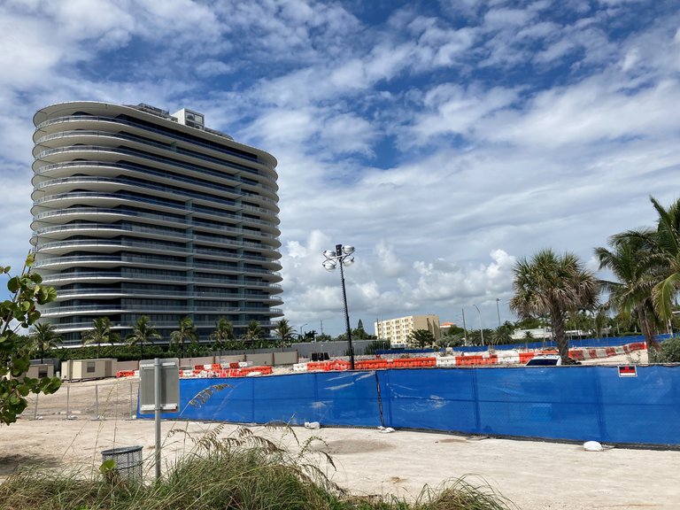 Honrarán a víctimas del derrumbe en Surfside con memorial frente al mar