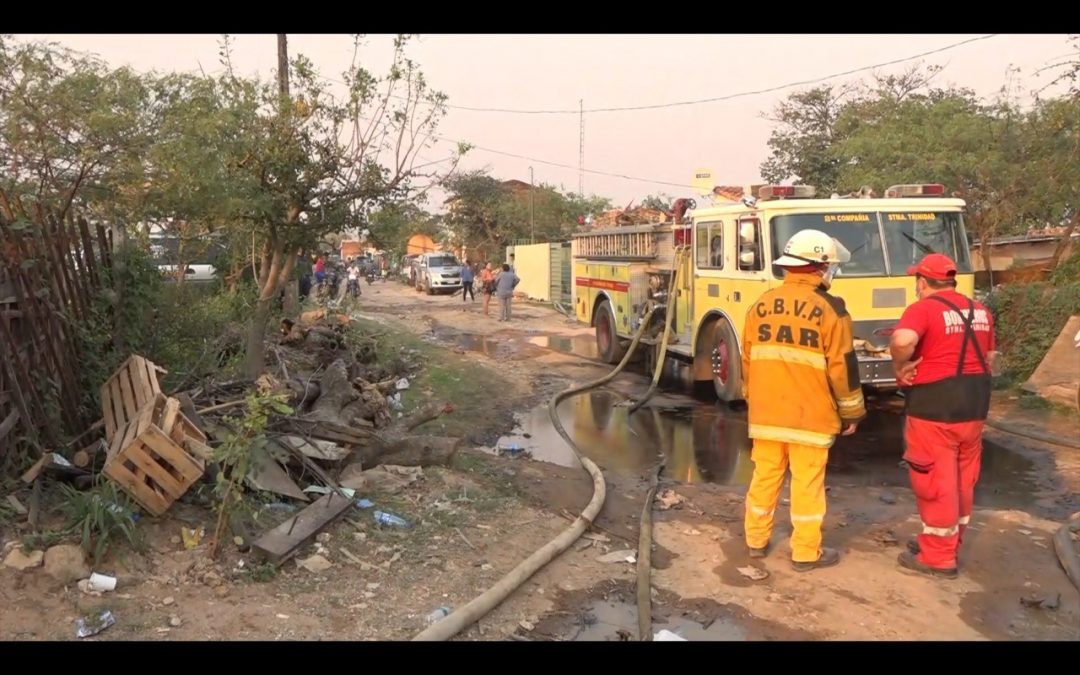 Bomberos controlan incendio en barrio Santa Ana