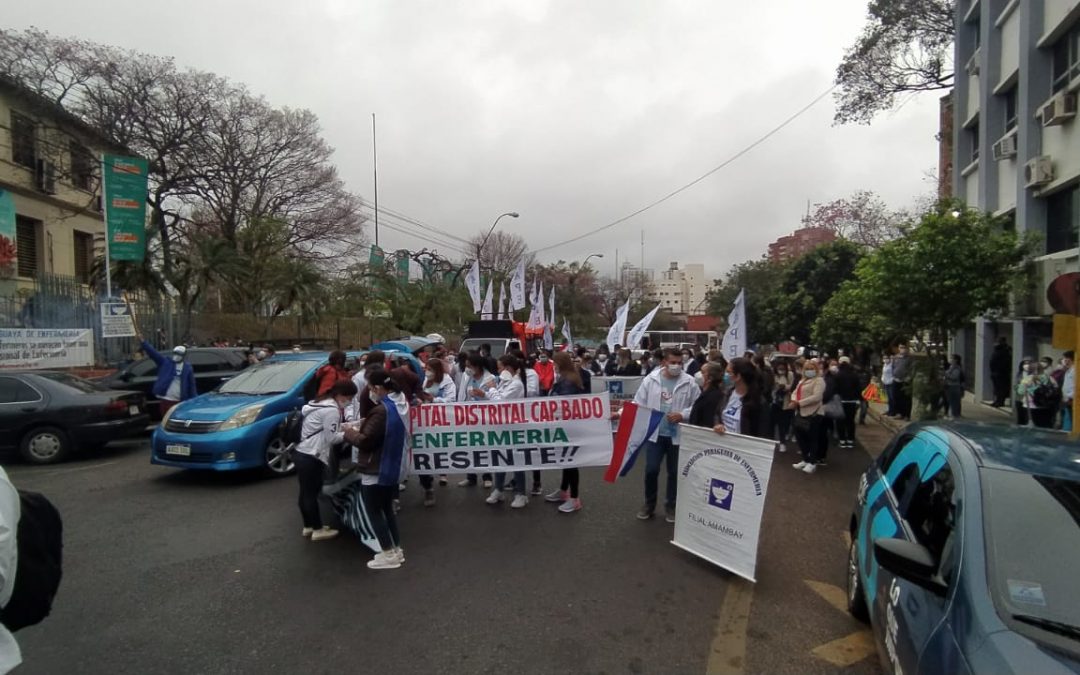 Enfermeros se movilizan para reivindicar derechos laborales