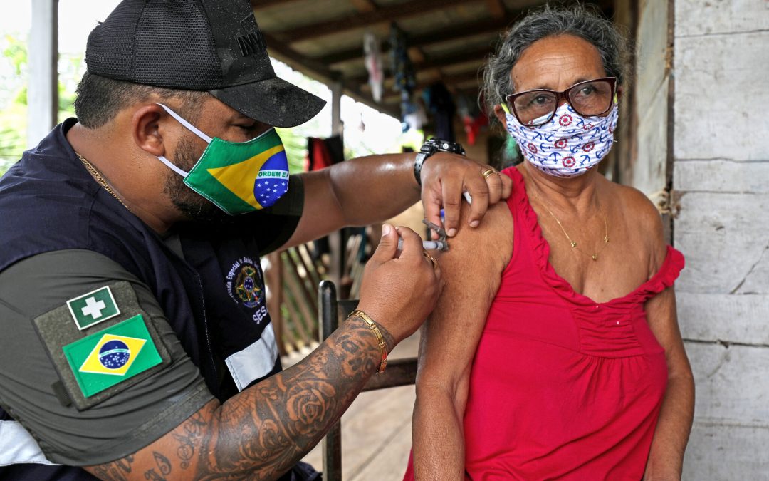 Brasil: grupos de riesgo recibirán tercera dosis desde septiembre