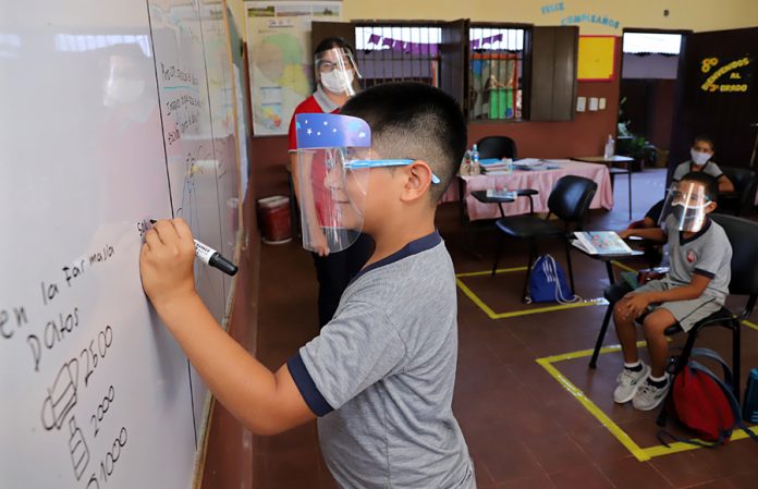 80% de estudiantes que finalizan ciclos escolares este año volvieron a las aulas