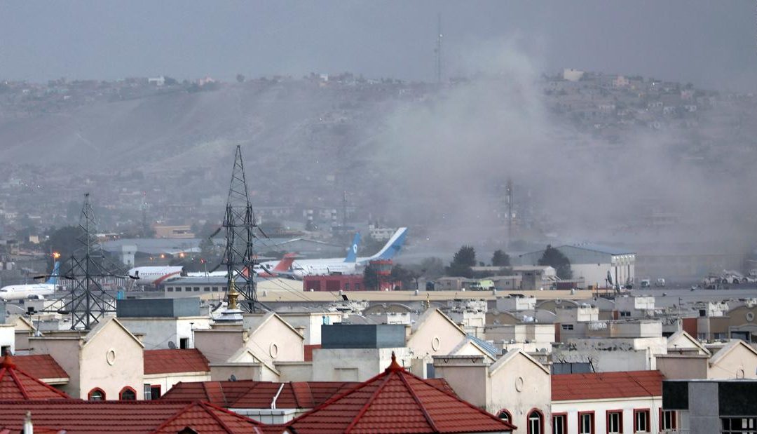 Terroristas atacan cercanías del aeropuerto de Kabul y dejan una decena de muertos
