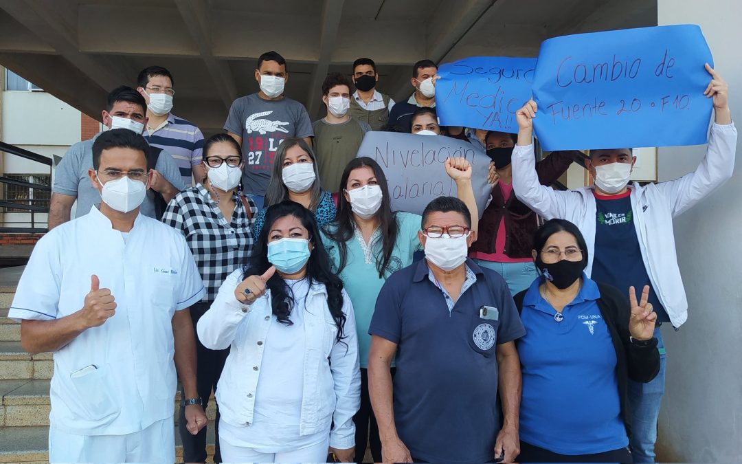 Trabajadores del Hospital de Clínicas protestan frente a Hacienda