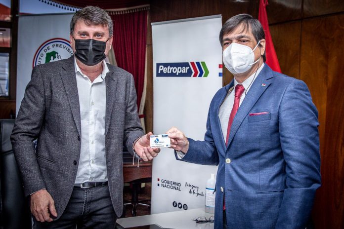 Personal de blanco tendrá descuentos en combustible, tras convenio de Petropar con IPS